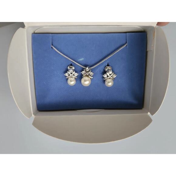 Avon Pearlesque and Crystal Gift Set Clip on Earrings & Necklace in Box /24 - Picture 2 of 7
